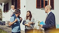 Hypo Finanzierungsberater Oliver Wachter zu Besuch im neuen Heim der Familie Zint