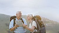 Zwei ältere Personen beim Wandern