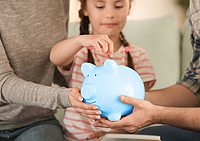 Clever Geld anlegen für Kinder und Jugendliche Kleines Mädchen wirft Münze in Sparschwein