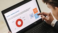 Analyse von Kurts Assetklassen - Hypo Vorarlberg Mann schaut auf einen Laptop