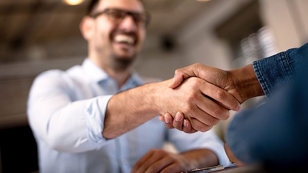 Zwei Männer geben sich die Hand