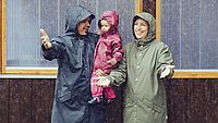 Familie Zint steht im Regen vor dem neu saniertem Haus