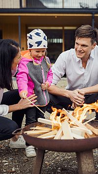 Familie beim Grillen