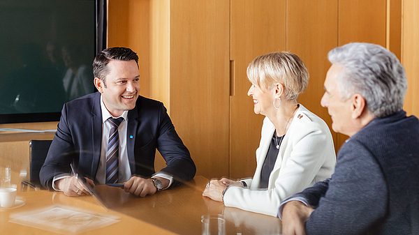 Berater mit Kunden im Gespräch zur Vermögensverwaltung