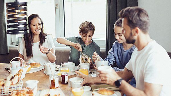 Familie Reter an ihrem Lieblingsplatz in ihrem neuen Eigenheim