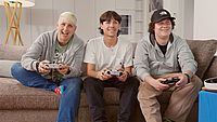 Gaming Community sucht E-Sportler - Hypo Vorarlberg Mitarbeiter der Hypo Vorarlberg spielen zusammen ein Online-Spiel
