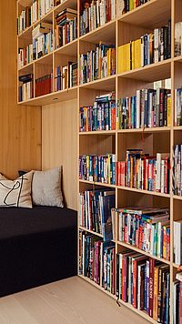 Bücherregal