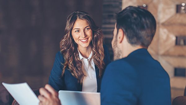 Junge Frau mit Mann im gemütlichen  Beratungsgespräch