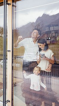 Familie beim Fenster